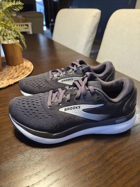 Brooks Ghost 16 Women's Running Shoes in Black and White Size 8.5